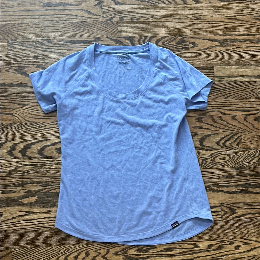 Patagonia Women’s capilene cool trail hiking Scoop Neck Tee purple